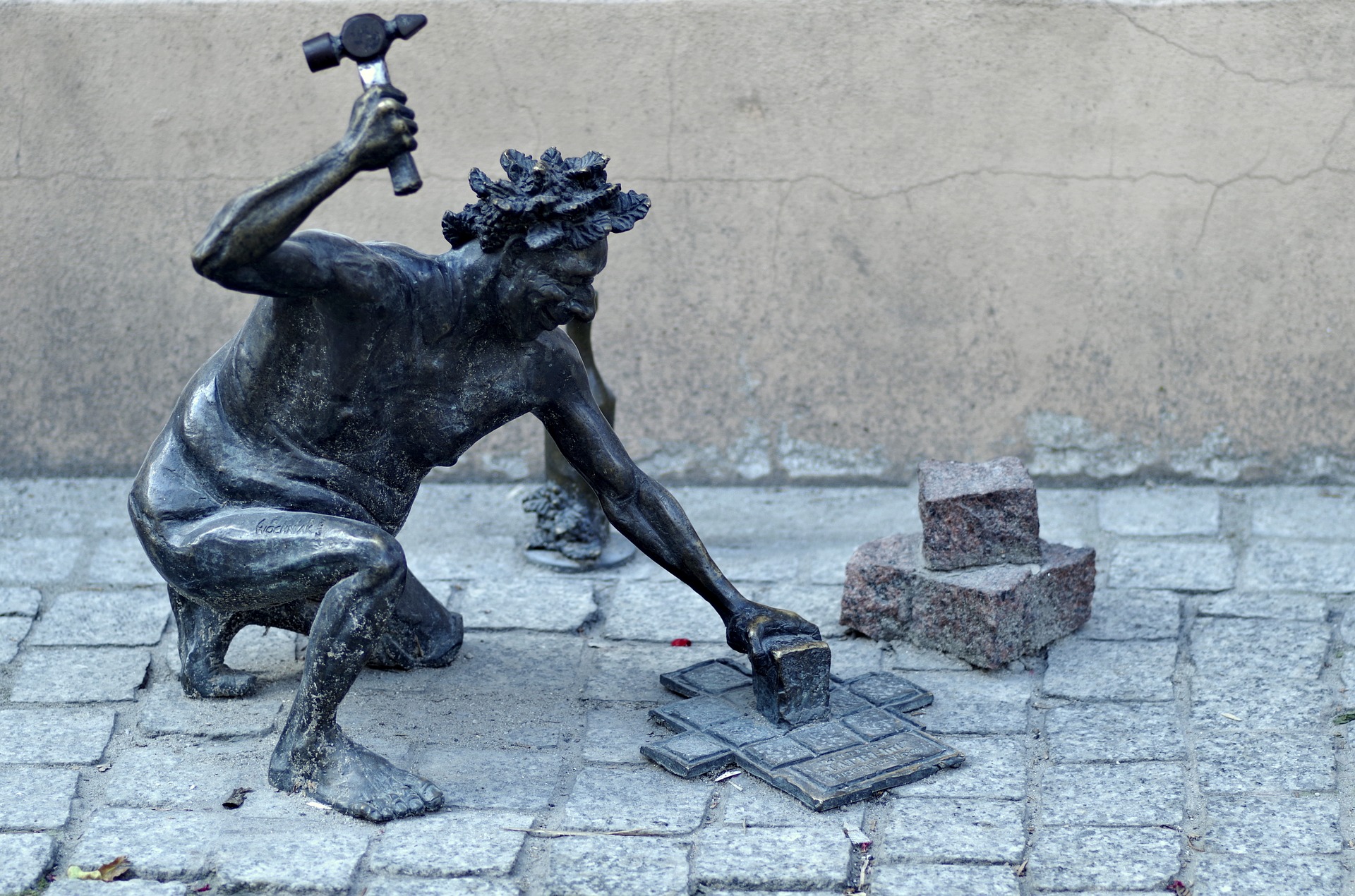 Скульптор высекает из камня. Self made man скульптура. Скульптор высекает из камня. Скульптор по камню. Высекание скульптуры из камня.