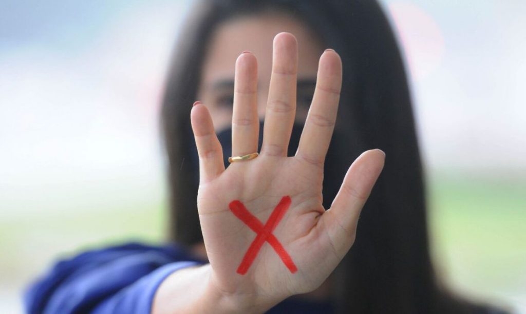 Advogadas vão entrar em campo antes da partida de futebol no Campeonato Paranaense chamando a atenção para o alto índice de violência contra a mulher em dias de jogos
