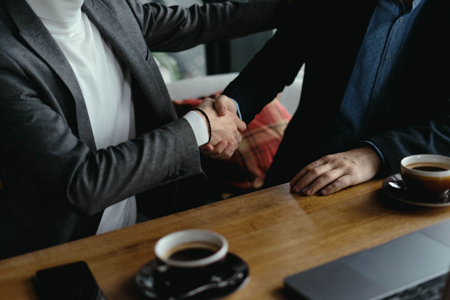 Quando se planeja montar uma sociedade, é preciso pensar no capital social da empresa e a sua participação societária