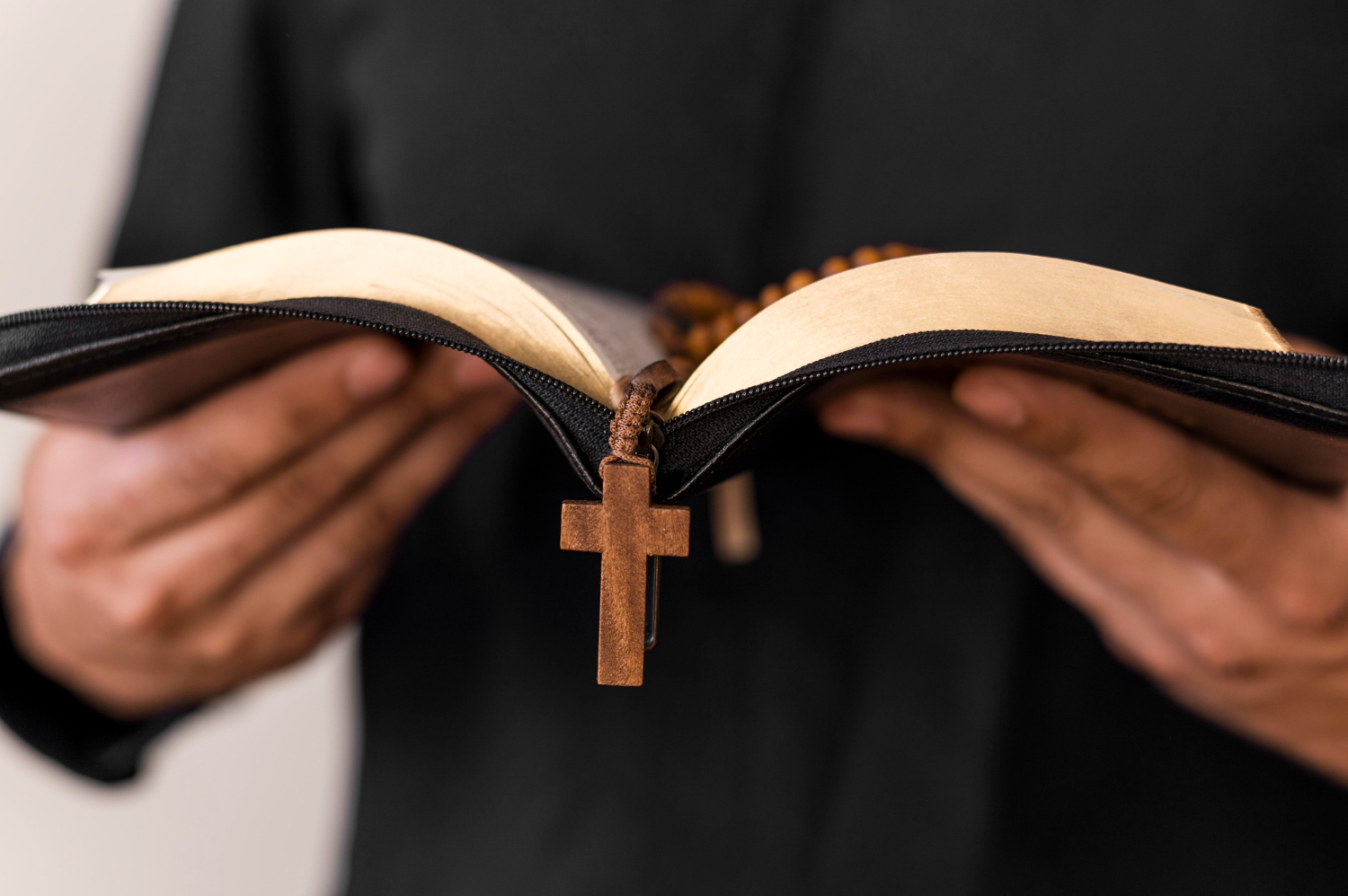 O trabalho religioso não gera vínculo empregatício. A nova lei entrou em vigor no dia 4 de agosto de 2023