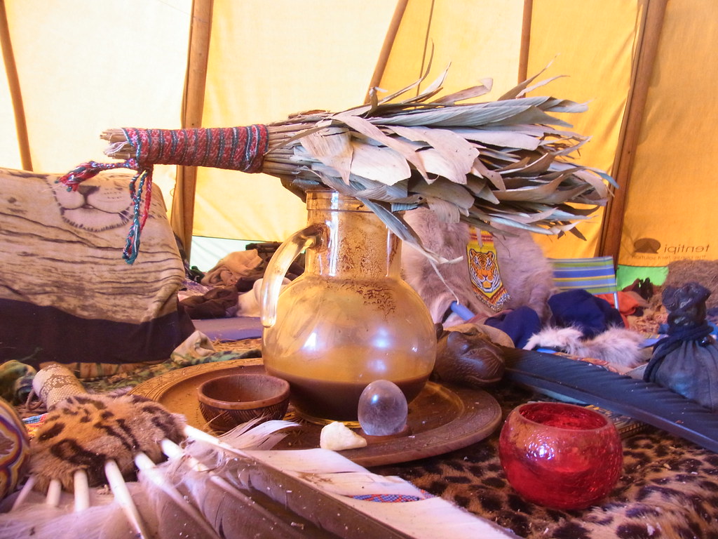 Ao perder o filho Rian, depois de um surto psicótico ao consumir ayahuasca, o ator Nizo Neto, tem alertado sobre os riscos do alucinógeno