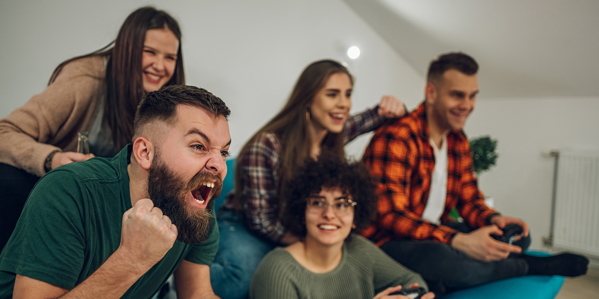 O streamer brasileiro "Gaules" é um exemplo de como as comunidades de jogos on-line podem criar laços