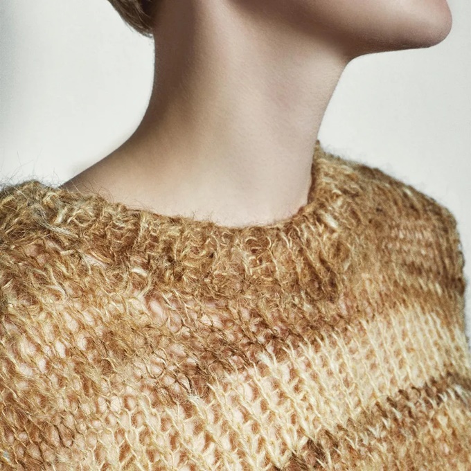 A marca holandesa  Human Material Loop se propõe a fazer peças de roupas com cabelo humano. Você usaria? 