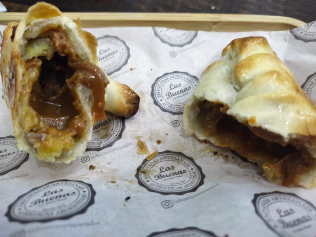 Eu achava que conhecia empanadas até comer as empanadas do La Buenas. São 18 sabores maravilhosos!