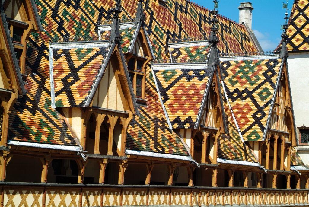 Beaune abriga um notável patrimônio histórico e arquitetónico, os famosos Hospícios de Beaune, um lugar lendário, vinhas excepcionais e uma prestigiada venda de caridade.