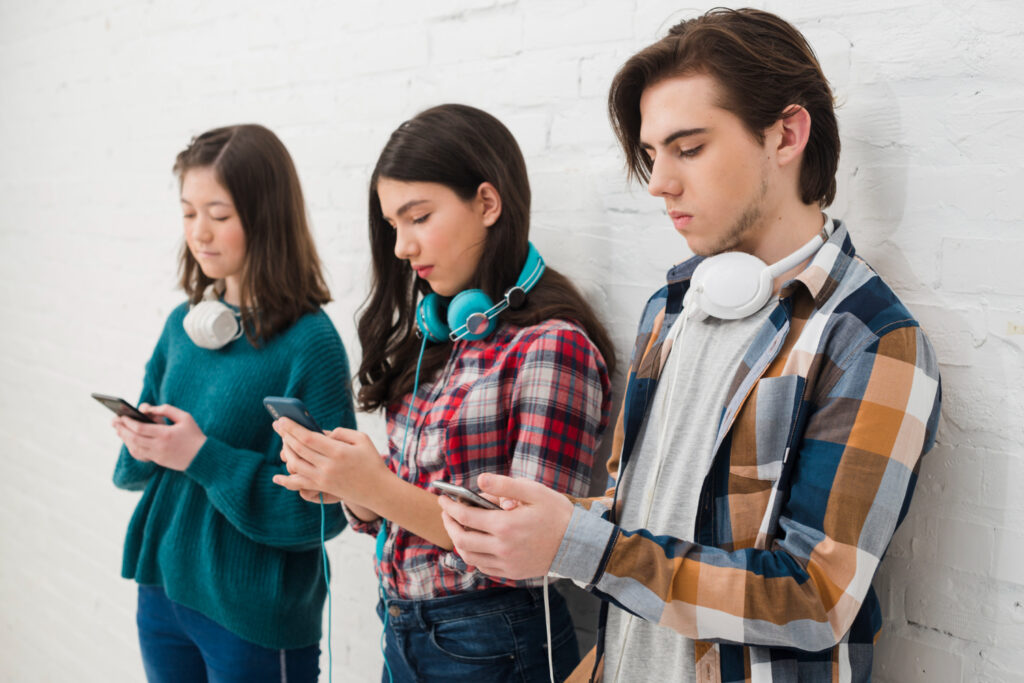 Programa de Avaliação dos Estudantes do OCDE mostra que alunos usuários de dispositivo digital por cinco a sete hora por dia tem pontução menor em testes