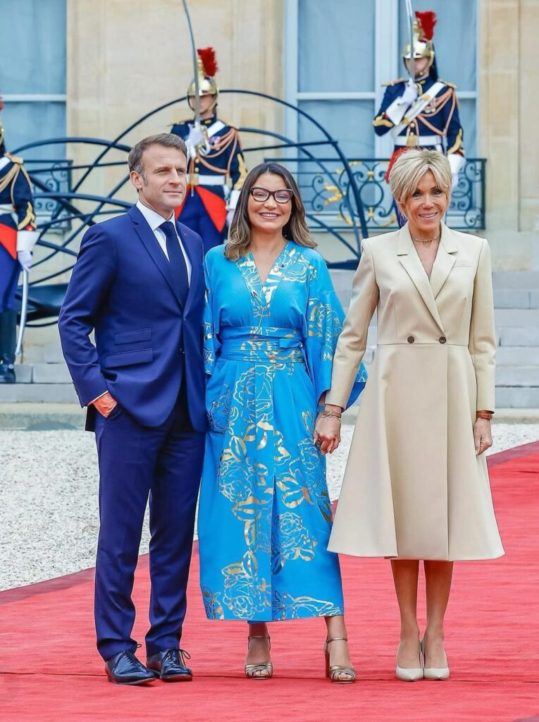 A primeira dama brasileira, Janja Silva, fugiu do óbvio mais uma vez e escolheu um vestido de uma marca brasileira para a abertura das Olímpiadas