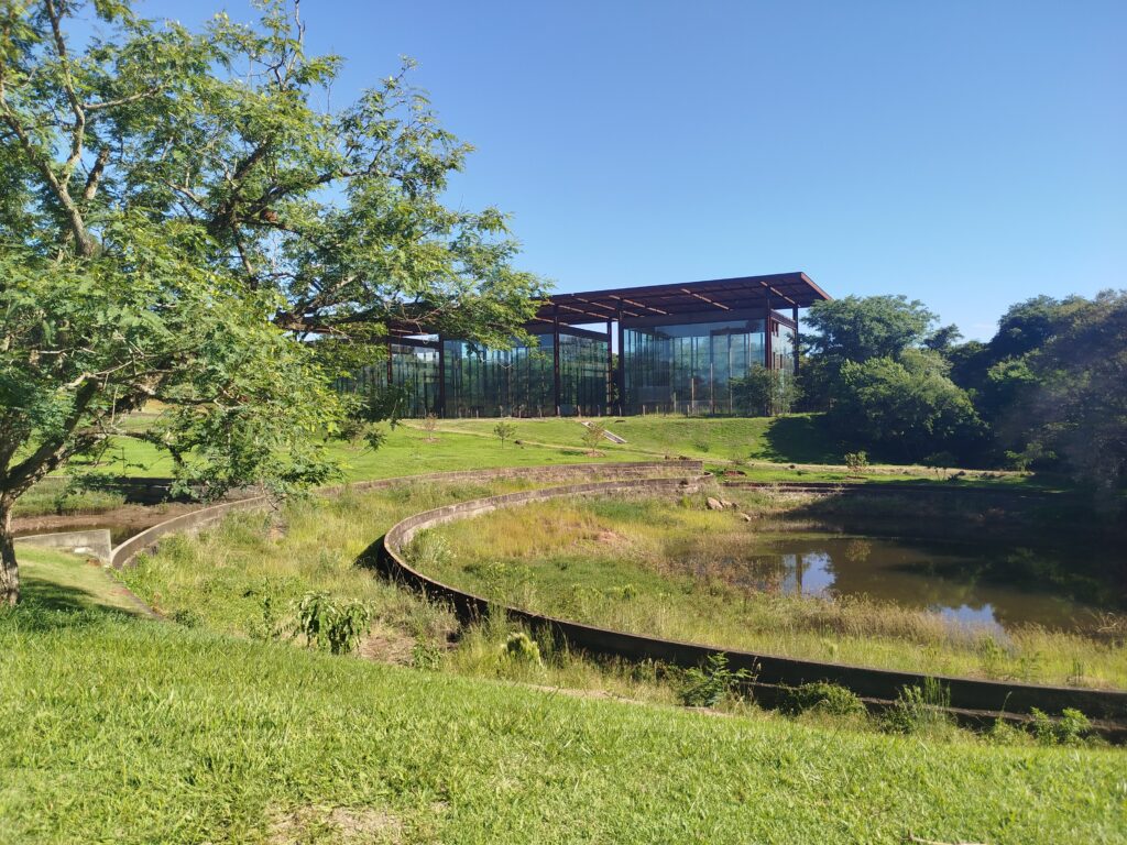 Criado para ser  uma das maiores unidades de pesquisa e conservação de espécies nativas e exóticas do Paraná, o Jardim Botânico de Londrina sofre com o abandono. 