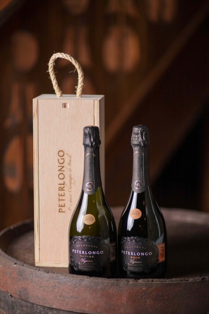 O Brasil tem a única bebida que pode ser chamada de Champagne fora da França. A linha Pertelongo Elegance é produzida exatamente como na França, seguindo rigorosamente as especificações. Saiba mais