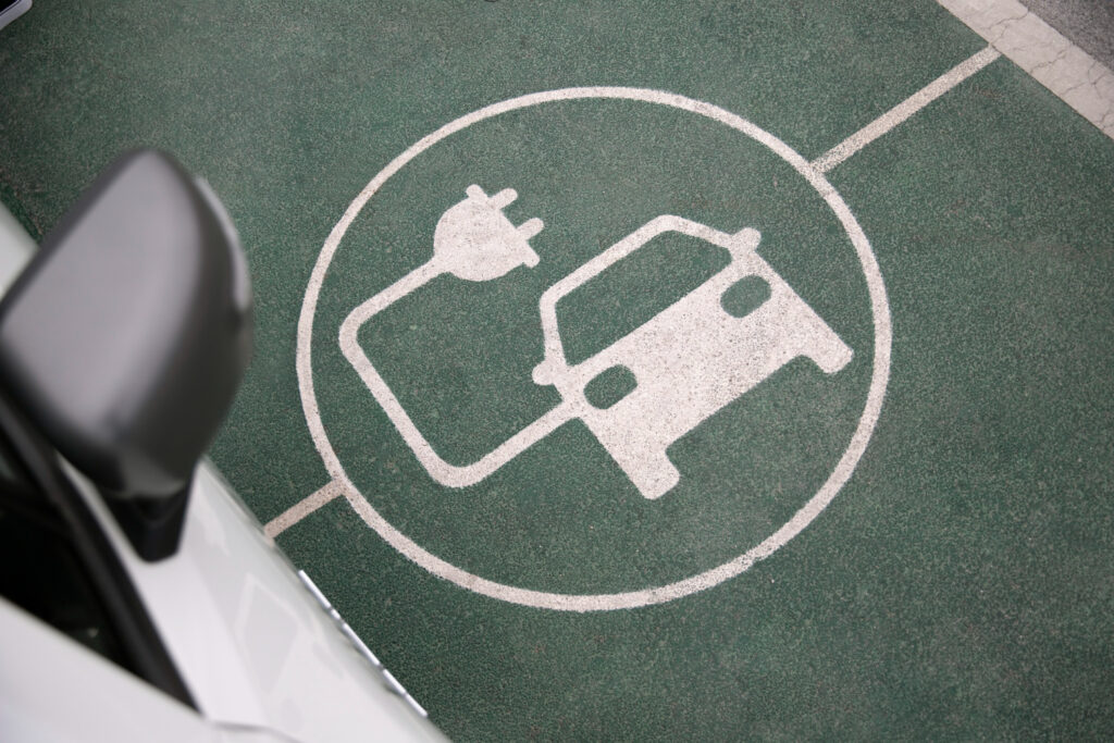 Os veículos elétricos estão cada vez mais presentes nas ruas brasileiras. Por isso, é preciso ficar atento a importantes questões legais na hora da compra, para não ter seus direitos de consumidor violados