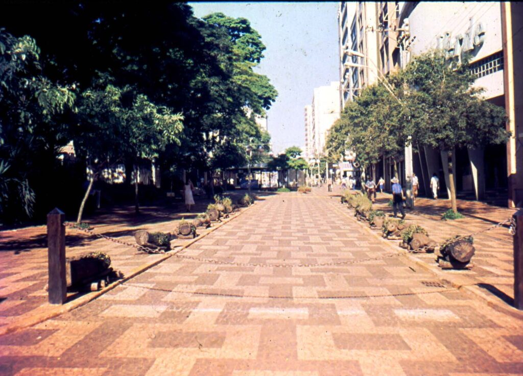 O Calçadão já foi o coração de Londrina. Depois apagaram o local e se tornou só um corredor de gente apressada. Agora estão falando em modernizar. Mas modernizar não é jogar cinza em cima do que já foi colorido