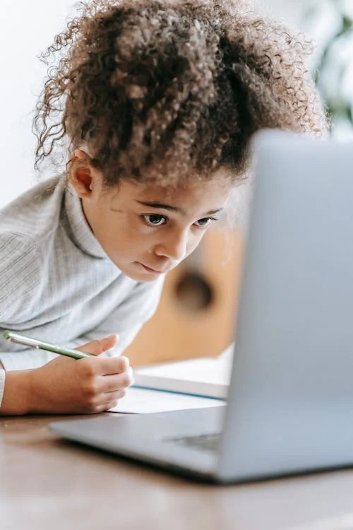 A tecnologia tem num grande potencial na educação quando usada de forma significativa, mas também cria grandes desigualdade, principalmente quando se trata de escolas públicas