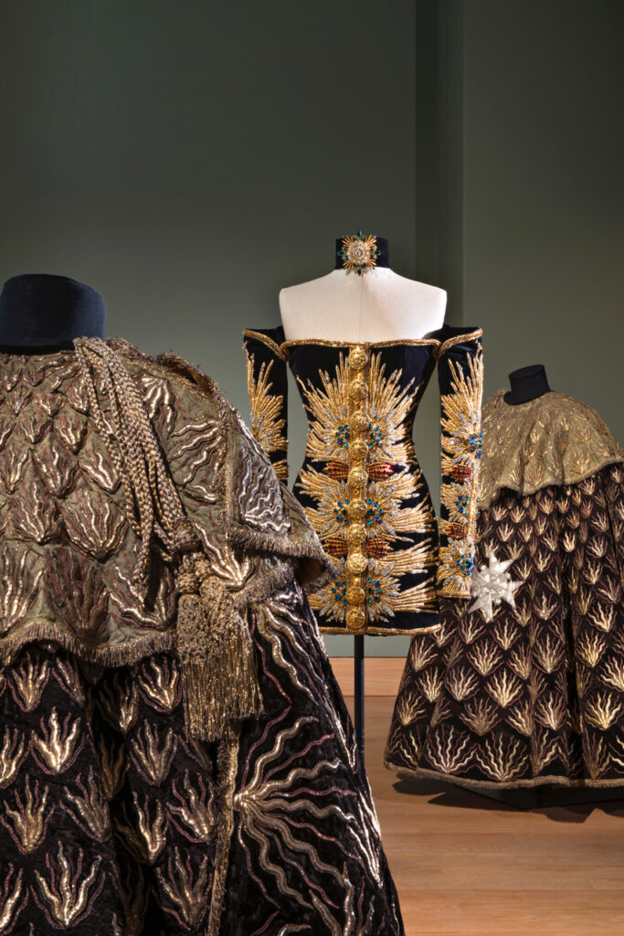 O Museu do Louvre, pela primeira vez, abre uma exposição inteiramente dedicada à moda, mostrando sua conexão com os objetos de arte
