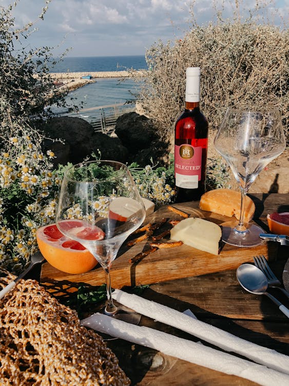 Israel tem uma longa história com o vinho, desde a antiguidade. Mas foi só com ajuda financeira ao barão Edmond de Rothschild que a vitivinicultura israelense floresceu e se tornou importante para o mundo