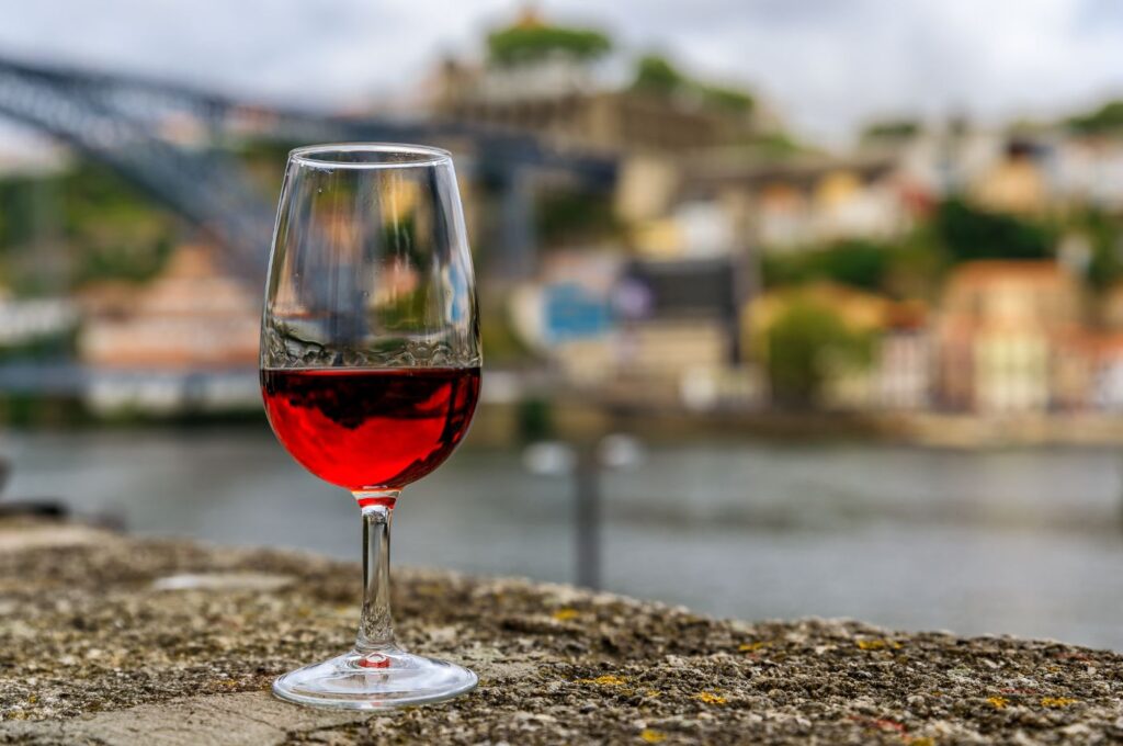 Portugal tem uma longa história de vitivinícola e foi o primeiro país a estabelecer limites geográficos, para proteger a qualidade do vinho produzido