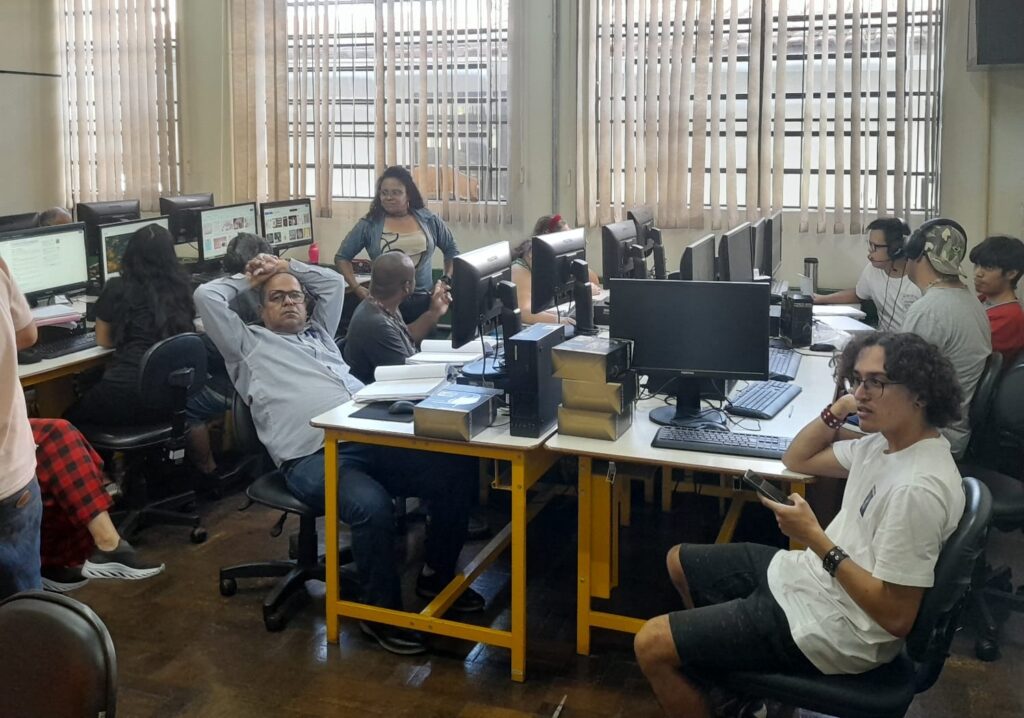 A Educação para Jovens e Adultos (EJA) e os CEEBJAS são importantes demais para que sejam negligenciados e até correrem o risco de acabar. EJA representa um recomeço de vida para muita gente