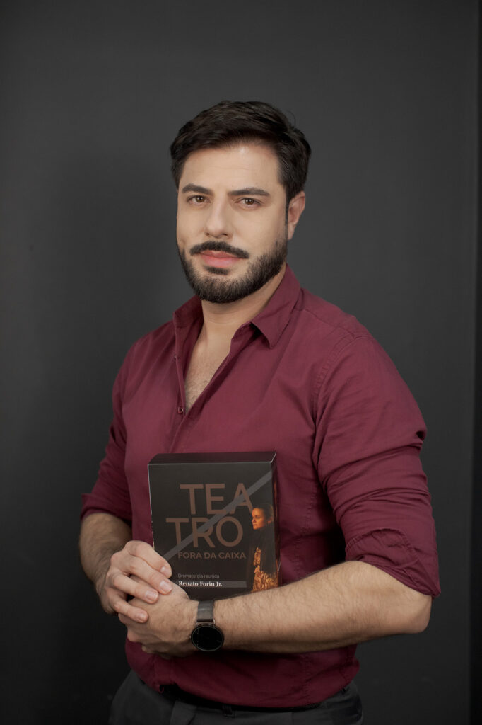 O jornalista, escritor e dramaturgo Renato Forin Jr lança, neste sábado (7), o box Teatro Fora da Caixa, que reúne cinco obras, sendo duas inéditas, no Sesc Centro
