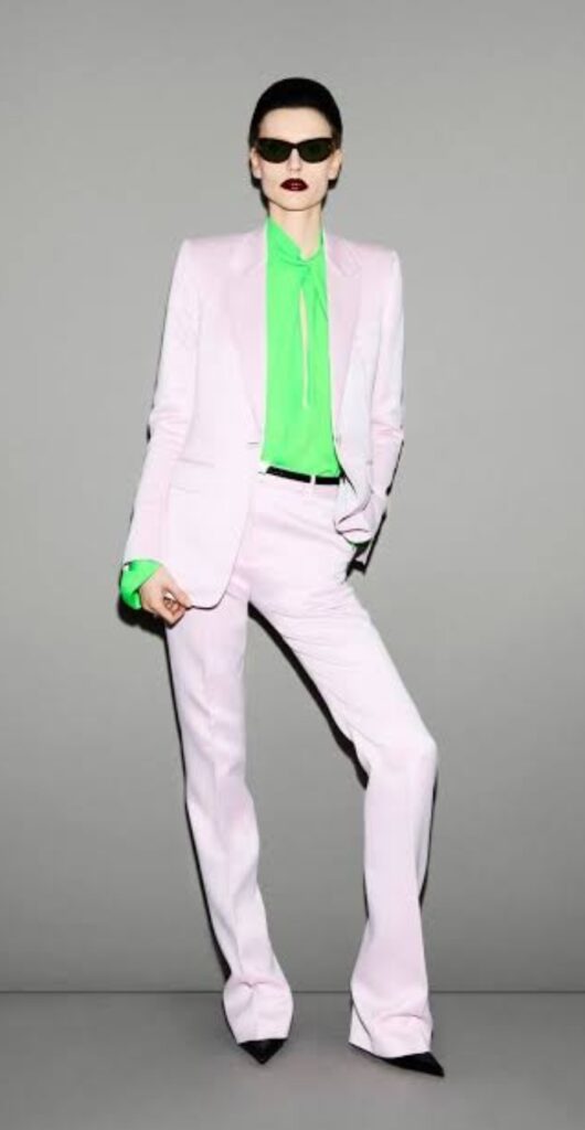 O neon retornou em nova trend. Mas, apesar de fascinar, ainda patina na hora de aparecer nos looks do dia a dia. Por que será?
