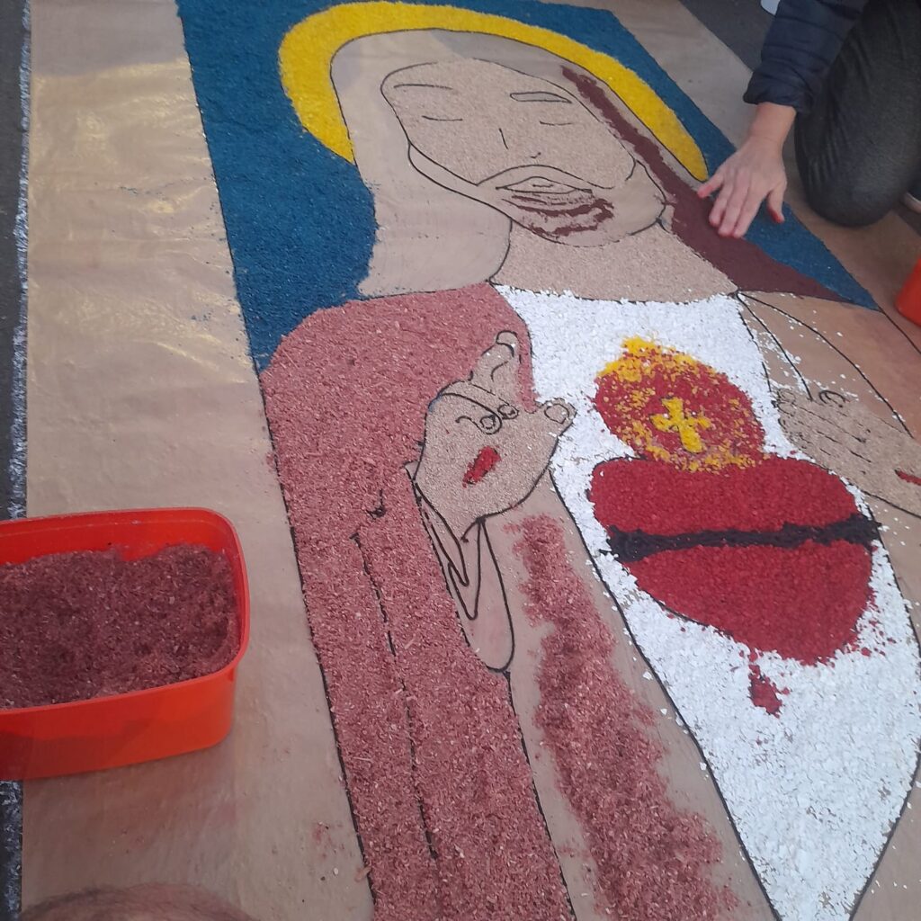 Os tapetes de Corpus Christi têm uma grande finalidade como arte efêmera: representar símbolos sagrados e unir as pessoas