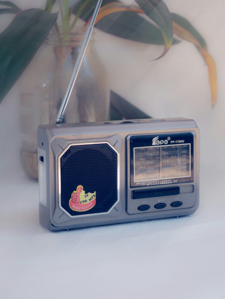 Uma situação comum: o locutor de rádio dispara bobagens e o Zé acredita. Enquanto ele foge da vacina, tem rico buscando todas que o dinheiro puder pagar