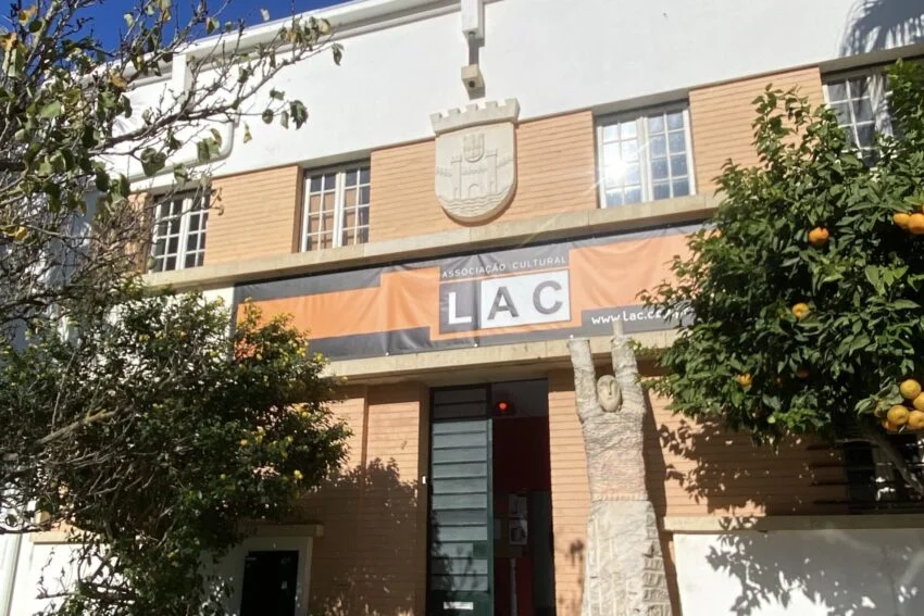 Parto para Portugal para uma residência artística no LAC, uma conquista pessoal e sem apoio. A mobilidade da arte ainda é uma travessia solitária