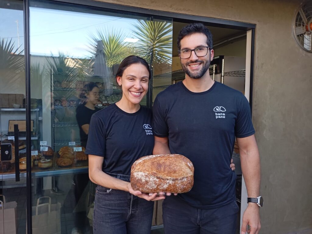 A Bana Pane é uma padaria diferente. Ali, os pães são todos - até os folhados- de fermentação natural longa, o que lhe dá mais sabor