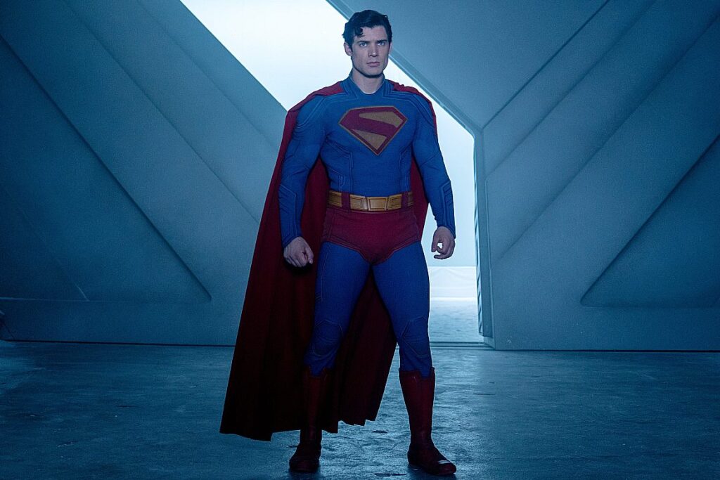 Superman (2025) reaparece em um filme grandioso, mas também com uma certa melancolia. Um blockbuster de inverno que vai mais do que entreter