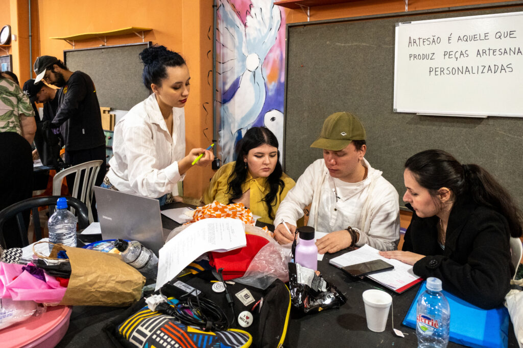O curso Vestindo Histórias, com a Isbella Brasileiro, põe Londrina na rota de ótimos projetos para as artes