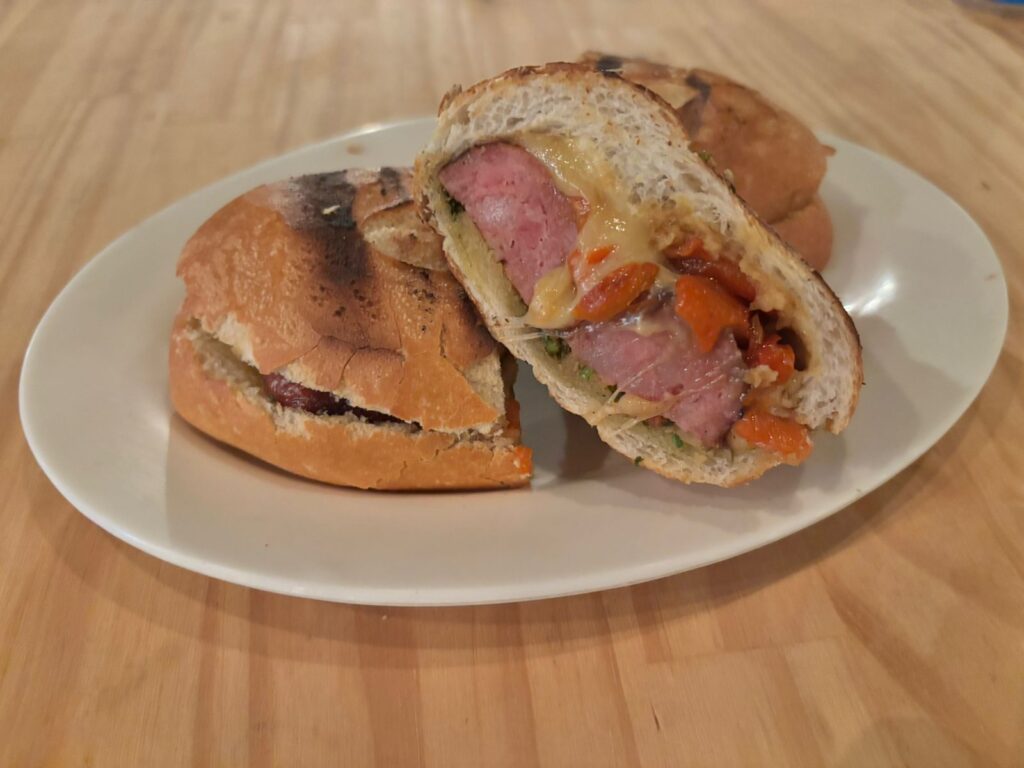 Conhecemos o verdadeiro choripan, sanduíche muito popular na Argentina e Uruguai, na primeira choripaneria de Londrina: O Chorilocos