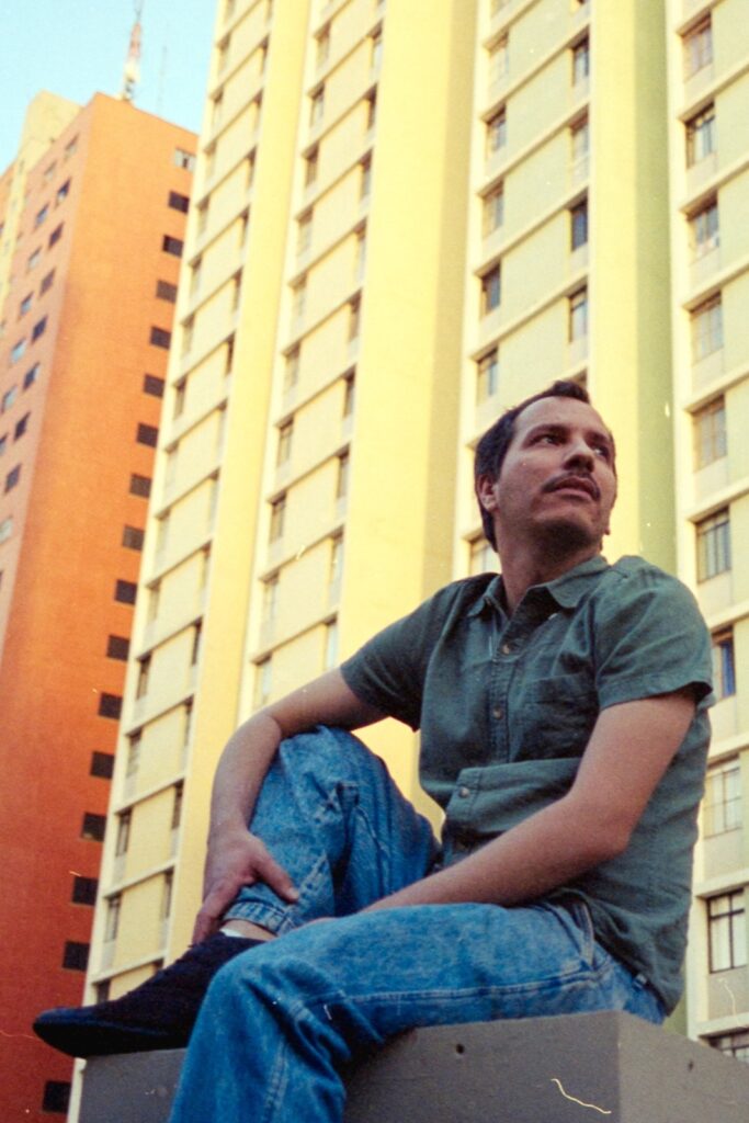 O cantor e compositor paulista - mas criado em Londrina -, Nilo Arruda, lança nesta quinta (21) o álbum Plano, nas plataformas digitais