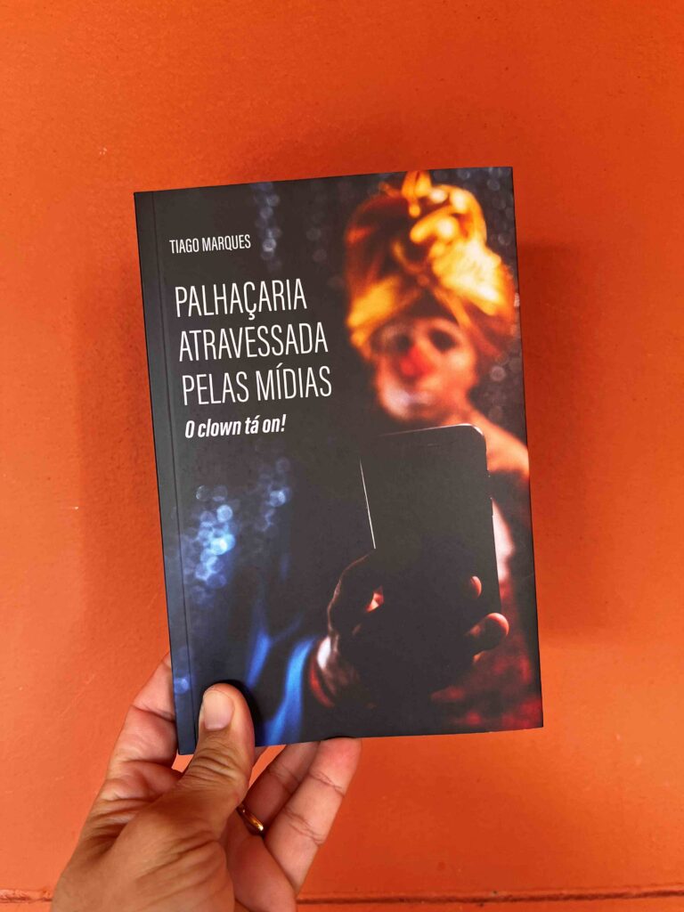 O palhaço e pesquisador Tiago Marques lança o livro "Palhaçaria atravessada pelas mídias - o Clown tá on!", nesta quarta (3), no Sesc Cadeião