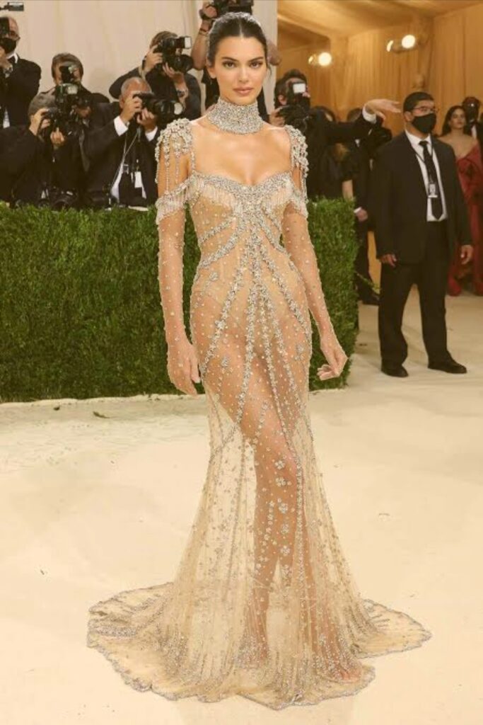 O naked dress voltou de vez nos eventos badalados e red carpets. Mas que será que segura essa trend no casamento da prima de Osasco?