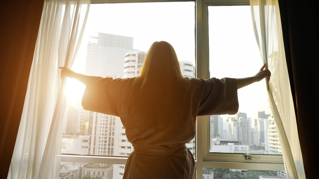 O sol já chega cortando de manhãzinha. Até à tarde, o calor engole tudo. Mas tem a rajada de vento, fria, que ganham corpo e varrem Londrina
