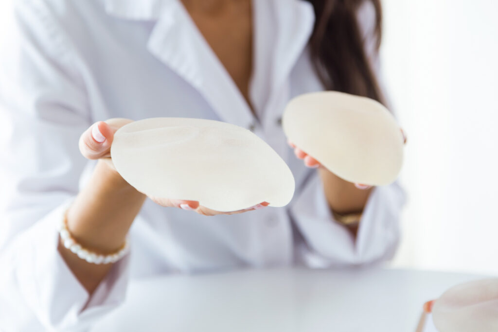 AML faz campanha de arrecadação para adquirir próteses para mulheres que passaram por tratamento de câncer de mama no SUL. A contribuição é voluntária e pode ser qualquer valor