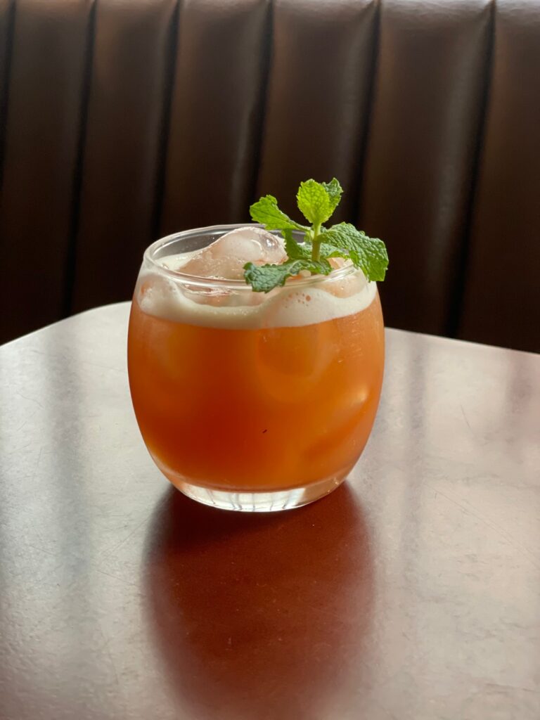 Em tempos de metanol misturado às bebidas destiladas, conhecer a procedência da cachaça é muito importante. Hoje, apresentamos a cachaça londrinense ARAZ
