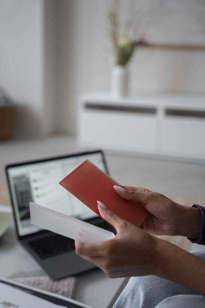 Pelo Código de Defesa do Consumidor, o consumidor tem o direito de transferir seu ingresso para outra pessoa sempre que não puder comparecer ao evento. Os organizadores do evento não podem negar