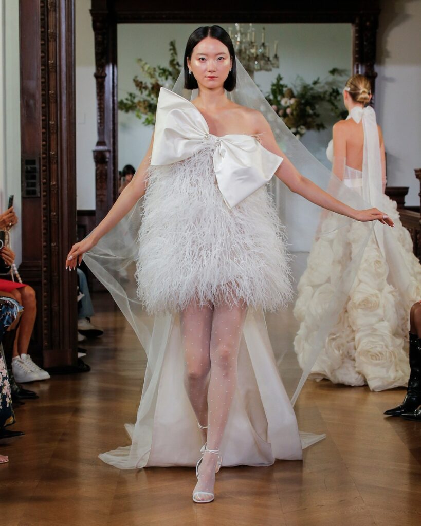 A Semana de Moda Bridal de Nova York para 2026 trouxe várias novidades para as noivas. De tecidos tecnológicos a detalhes maximalistas, as noivas terão muita opções