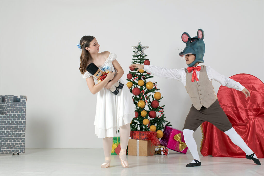 O balé O Quebra-Nozes, montado pela Escola Municipal de Dança de Londrina, terá 300 bailarinos no palco do Ouro Verde. Os ingressos estão esgostados, mas haverá fila de espera