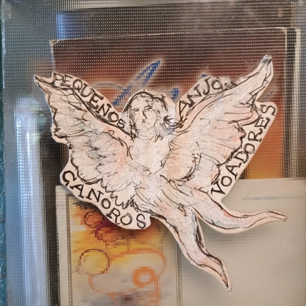 Eduardo Tadeu faleceu em dezembro de 2024, mas sua obra continua viva. Autodidata, ilustrador, quadrinista, pintor e desenhista, era um multiartista que fazia experimentações