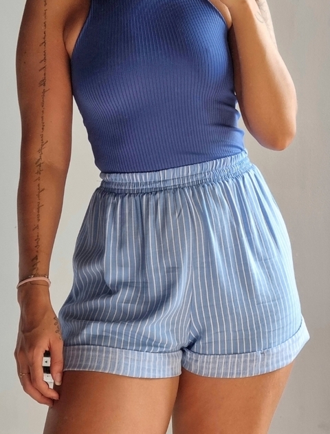 As listras voltaram, principalmente as azuis e amarelas com fundo branco, para dar uma revigorada no verão