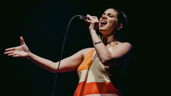 Gabriela Catai faz show de lançamento do seu novo disco, Retalhos do Interior, no Valentino, nesta terça (2). E comemora seus 25 anos como cantora