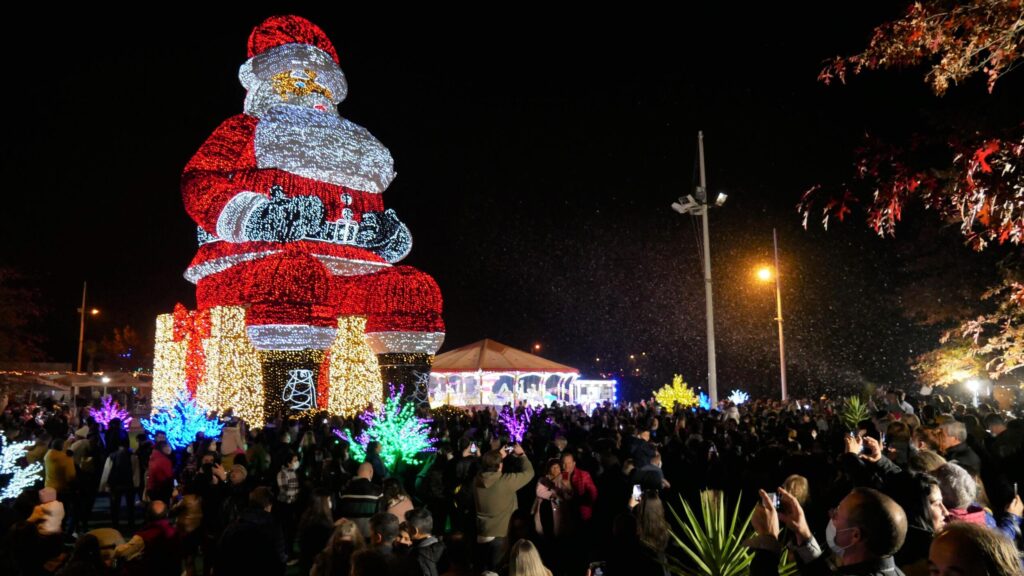 Será que não tinha ninguém responsável da Prefeitura para reprovar o design do Papai Noel do Igapó? Ficou uma gambiarra muito da mal feita e virou meme