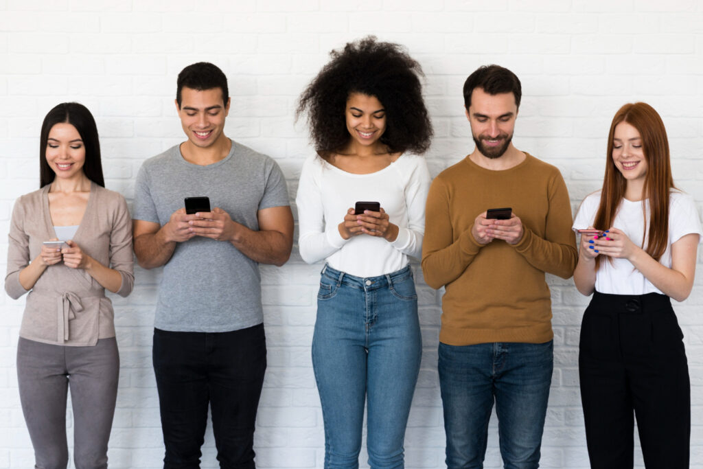 A predominância das relações virtuais, em redes sociais, em detrimento das relações reais tem tornado as pessoas distantes em relação à afetividade