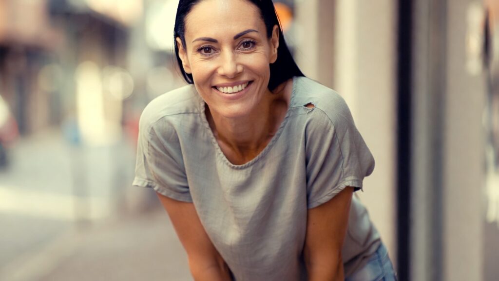 Buraquinhos na roupa é motivo de descarte automático? Talvez você deva repensar ´porque pode estar sendo vítima da pressão fast fashion