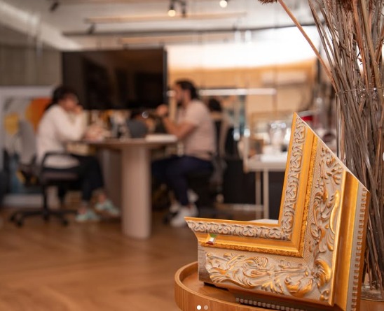 A 1ª Mostra Londrina Decor 2026 acontece a partir desta quinta-feira (5), no piso térreo do Shopping Aurora. Com entrada gratuita, 12 escritórios de arquitetura vão ambientar espaços em diferentes países