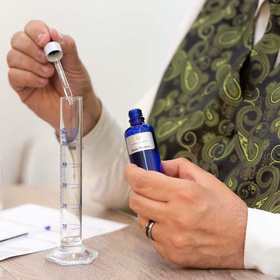 Que tal criar lembranças de Paris feitas por suas próprias mãos? Três oficinas - de perfumaria, joias e confeitaria ensinam como fazer coisas lindas, gostosas e cheirosas