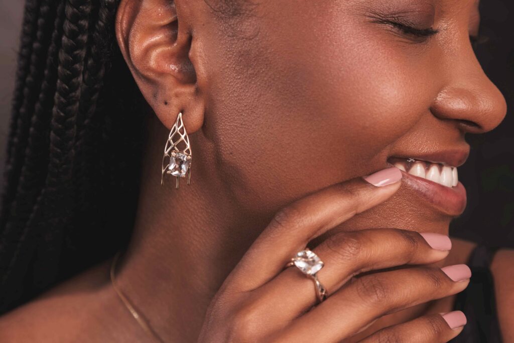 Na joalheria, as pedras não são complementos. Elas constroem e alteram a leitura da forma, definem o ritmo visual da peça