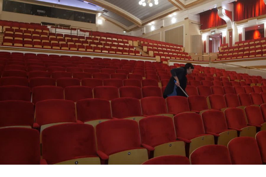 Na cultura, o foco é o artista. Mas quem carrega o equipamento, organiza a produção, coordena a equipe e apaga o incêndio nos bastidores, o 'chão de fábrica' é praticamente esquecido