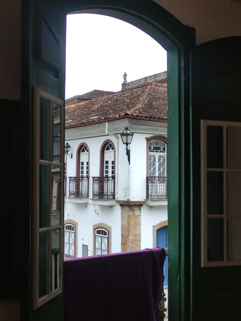 Para se tornar verdadeiramente visível é preciso ter a coragem de atravessar o mundo com a cor que carregamos dentro de nós