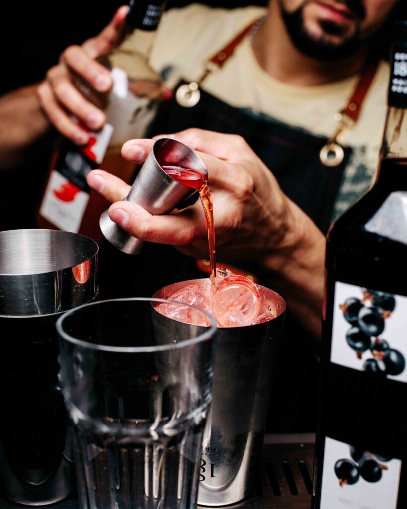 Por trás daquele drink maravilhoso, há muito trabalho. Você já imaginou como é a rotina atrás do balcão do seu bar?